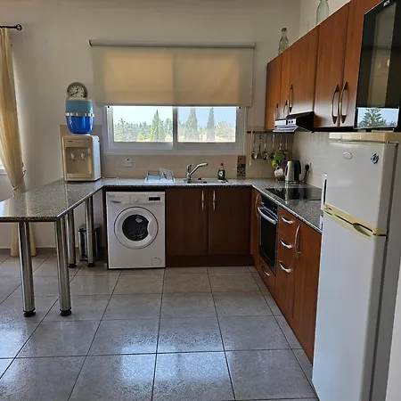 Beautiful 2 Bedrooms By The Pool Διαμέρισμα *