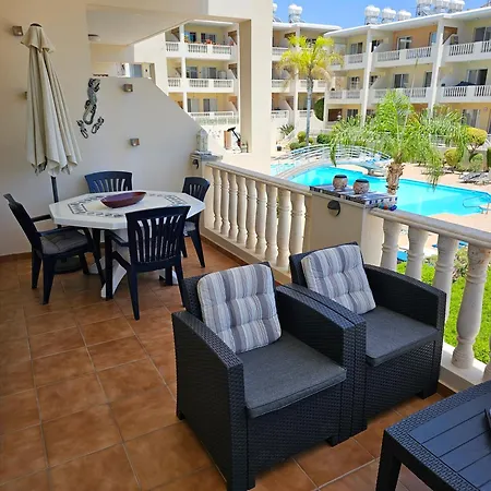 Beautiful 2 Bedrooms By The Pool Διαμέρισμα Πάφος