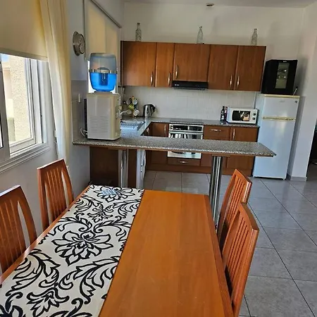 Beautiful 2 Bedrooms By The Pool Πάφος
