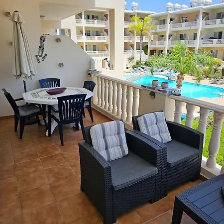 Beautiful 2 Bedrooms By The Pool Διαμέρισμα *