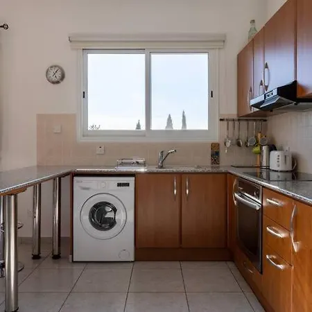 Beautiful 2 Bedrooms By The Pool Πάφος